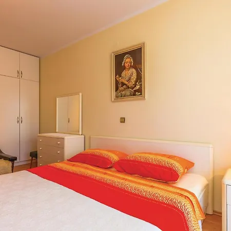 Apartament Gorgeous In With Kitchenette Mundanije