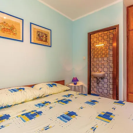 3 Bedroom Beautiful In Apartament Mundanije